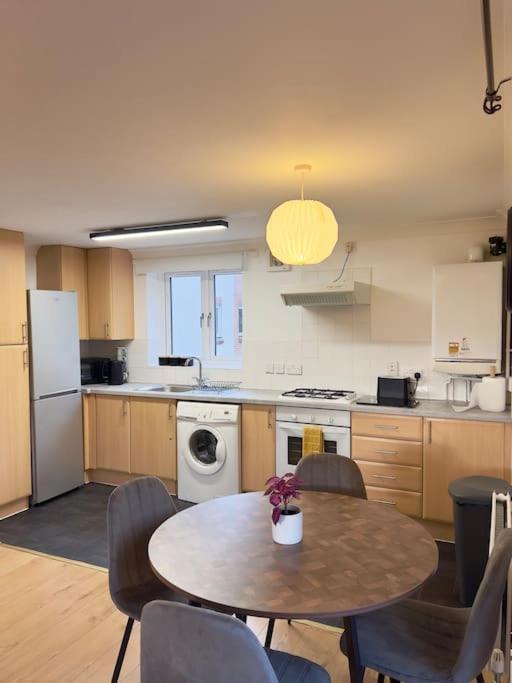 Beautiful 2-Bed City Centre Apartment With Balcony Milton Keynes Zewnętrze zdjęcie